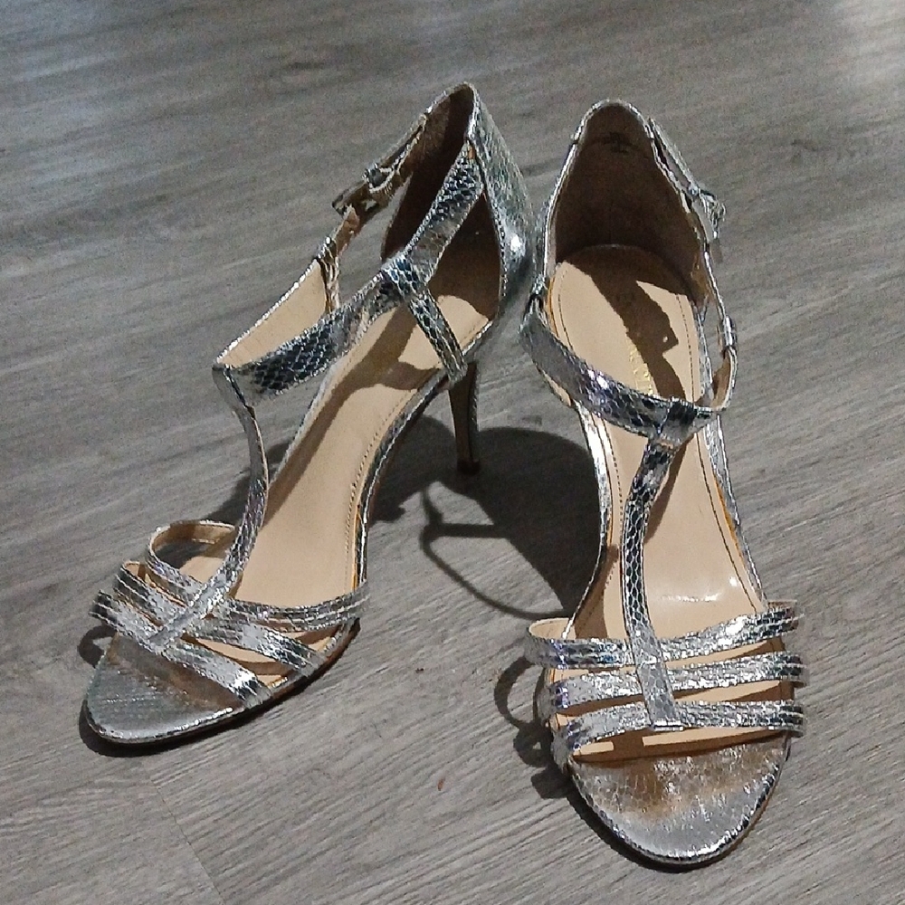 Enzo Angiolini Shimmering Silver tstrap Heels Sz 10.5  EUC
